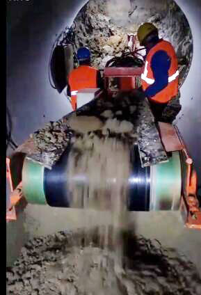 小型引水洞扒渣機(jī)工作.jpg 小型引水洞扒渣機(jī)工作.jpg